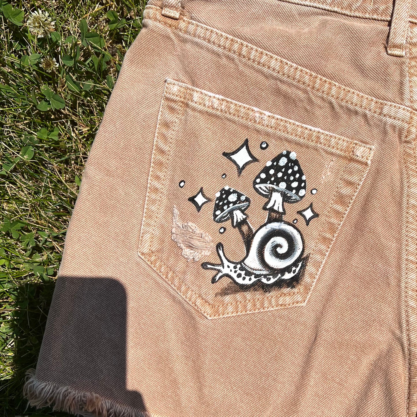 SNAIL SHROOM SHORTS